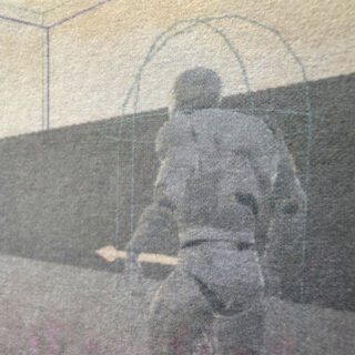 Eine computergenerierte Figur steht in einem Raum mit Drahtgitterformen und einer schwarzen horizontalen Trennwand an der Wand.