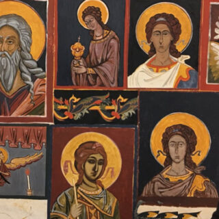 Ein Raster religiöser Ikonenmalereien im byzantinischen Stil, die Heilige und Engel mit Heiligenscheinen auf dunklem Hintergrund darstellen.