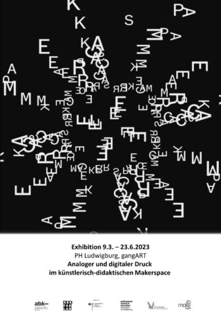 Schwarz-weißes Ausstellungsplakat mit verstreuten, überlappenden Buchstaben und Veranstaltungsdetails in deutscher Sprache am unteren Rand.