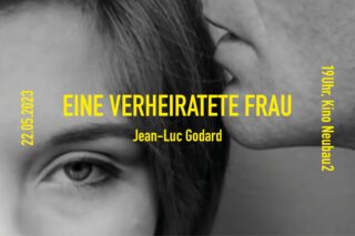Schwarz-Weiß-Nahaufnahme des Gesichts einer Frau, während ein Mann ihr etwas ins Ohr flüstert. Der deutsche Text wirbt für eine Vorführung von „Eine Verheiratete Frau“ von Jean-Luc Godard am 22.05.2023 im Kino Neubau 2.