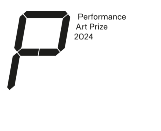 Schwarze geometrische „P“-Form auf weißem Hintergrund, mit dem Text „Performance Art Prize 2024“ in Schwarz rechts neben der Form.