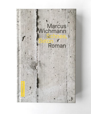 Ein Buch mit dem Titel „Schnee, Beton“ von Marcus Wichmann mit einem Cover in Betonstruktur und minimalistischem schwarz-gelbem Text.