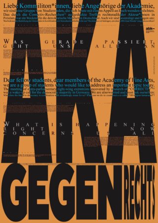 Auf einem orangefarbenen Hintergrund ist in großer schwarzer Schrift „AKA GEGEN RECHTS“ ein zweisprachiger, deutsch-englischer Text zu rechtsgerichteten Anliegen zu lesen, der sich an Studierende und Mitarbeiter der Akademie der Bildenden Künste richtet.