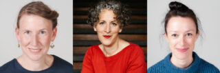 Drei Frauen blicken vor schlichten Hintergründen in die Kamera. Die erste hat helles Haar zu einem seitlichen Dutt gebunden, die zweite hat lockiges graues Haar und die dritte hat dunkles Haar zu einem oberen Dutt gebunden.