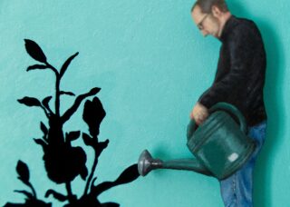 Ein Mann gießt die schwarze Silhouette einer Pflanze mit einer grünen Gießkanne vor einem blaugrünen Hintergrund.