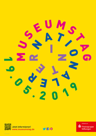 Plakat mit buntem, kreisförmigem Text „Internationaler Museumstag 19.05.2019“ auf gelbem Hintergrund, darunter Logos und ein QR-Code.