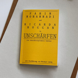 Ein gelbes Buch mit dem Titel 