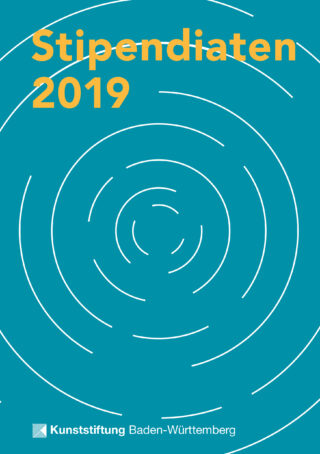 Türkisfarbenes Plakat mit weißen konzentrischen Kreisen und gelbem Text „Stipendiaten 2019“. Unten sind das Logo und der Text „Kunststiftung Baden-Württemberg“ zu sehen.