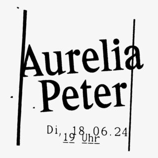 In schwarzem Text steht in großer Schrift „Aurelia Peter“, darunter in kleinerer Schrift „Di, 18.06.24 Uhr“, alles auf hellem Hintergrund mit zwei diagonalen Linien auf beiden Seiten.