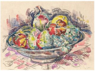 Eine Aquarell- und Tuschezeichnung einer Obstschale mit Birnen, Äpfeln, Trauben und einem Granatapfel auf einer gemusterten Tischdecke.