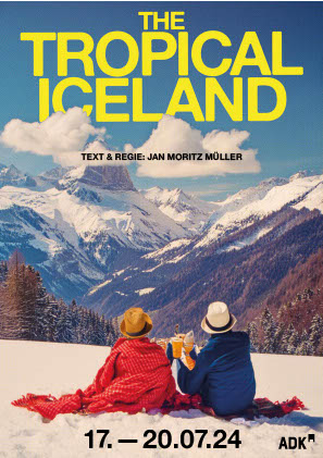 Zwei Personen in Winterkleidung sitzen mit Getränken im Schnee und blicken auf schneebedeckte Berge unter strahlend blauem Himmel. In großem gelben Text steht „Das tropische Island“. Die Veranstaltungsdaten finden Sie unten.