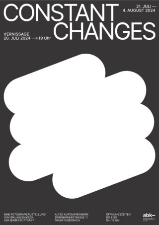 Plakat für eine Fotoausstellung mit dem Titel „Constant Changes“, die vom 21. Juli bis 4. August 2024 im Alten Automatenwerk stattfindet, mit Ausstellungsdetails und abstrakten weißen Formen auf dunklem Hintergrund.