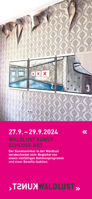 An einer gemusterten Wand hängen drei moderne Gemälde, darüber blättert die Tapete ab; darunter sind auf einem rosa Banner Veranstaltungsdetails zu „Waldlust Kunst Schluss. Akt“ zu sehen.