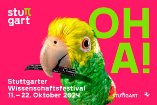 Ein grüner Papagei, der einen schwarzen Streifen mit Code im Schnabel hält, steht vor einem rosa Hintergrund mit „OH! A!“ und Details zum Stuttgarter Wissenschaftsfestival, 11.–22. Oktober 2024.