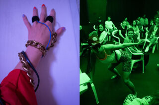 Links eine Hand mit bunten Nägeln und klobigen Armbändern, rechts tanzt ein Künstler unter grünem Licht vor einem sitzenden Publikum.