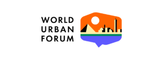 Logo des World Urban Forum mit schwarzem Text und einer bunten Sprechblase, die eine Skyline, eine Pyramide, eine Sonne und Wasser auf weißem Hintergrund zeigt.