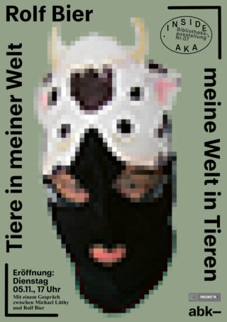 Plakat für eine Kunstausstellung von Rolf Bier mit dem Titel „Tiere in meiner Welt – meine Welt in Tieren“ mit einer verpixelten Maskenfigur und Ereignisdetails auf hellgrünem Hintergrund.