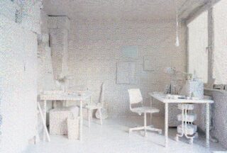 Ein minimalistischer Büroraum mit komplett weißen Möbeln, darunter zwei Schreibtische, Stühle, eine Lampe und Regale, zu sehen im sanften Tageslicht eines großen Fensters.