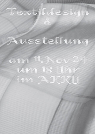 Lichtdurchlässiger Stoffhintergrund mit deutschem Text, der eine Textildesign-Ausstellung am 11. November 2024 um 13 Uhr im AKKI ankündigt.
