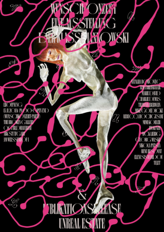 Eine weiße, statuenartige Figur posiert auf einem schwarzen Hintergrund, überlagert mit rosa Linien und weißem dekorativem Text, der eine Kunstausstellung und die Veröffentlichung einer Publikation ankündigt.