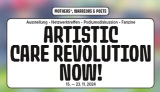 Eine Grafik für die Veranstaltung „Mothers*: Warriors & Poets“ mit dem Titel „Artistic Care Revolution Now!“ mit Veranstaltungsdetails und -daten, 15.–23. November 2024, auf einem unscharfen, bunten Hintergrund.