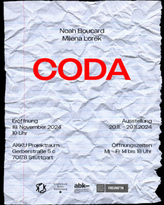 Plakat zur Kunstausstellung „CODA“ von Noah Boucard und Milena Lorek mit Veranstaltungsdetails und Daten auf einem zerknitterten Papierhintergrund.