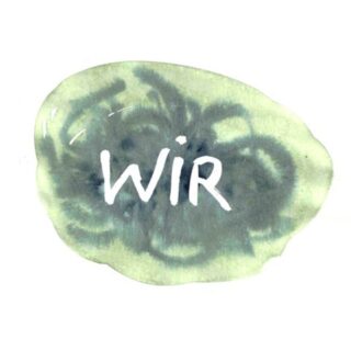 Ein Aquarellfleck, in dessen Mitte in weißen Großbuchstaben das Wort „WIR“ steht.