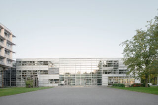 Gläserne Fassade eines modernen Gebäudes.