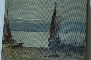 Ein Gemälde von zwei Segelbooten in Ufernähe unter einem bewölkten Himmel, wobei vertikale Linien das Bild verzerren.