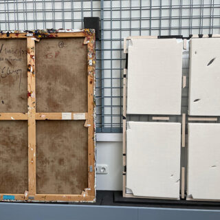 Zwei Leinwände werden von der Rückseite gezeigt; die linke hat einen Holzrahmen mit handschriftlichen Markierungen, während die rechte die schlichten Rückseiten von vier montierten weißen Leinwänden zeigt.