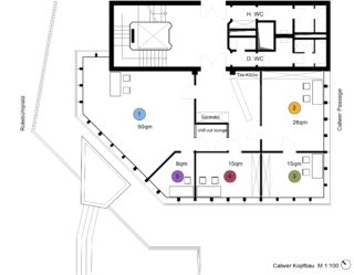 Grundriss mit fünf Räumen und gekennzeichneten Bereichen (50qm, 26qm, 15qm, 15qm, 8qm), Toiletten, Rezeption und Aufenthaltsbereich; Eingänge vom Rotebühlplatz und der Calwer Passage.
