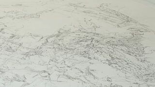 Eine Nahaufnahme einer detaillierten Bleistiftskizze auf weißem Papier mit abstrakter und komplizierter Linienführung.