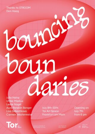 Poster mit fettem, wellenförmigem rotem Text mit der Aufschrift „Bouncing Boundaries“ und Veranstaltungsdetails für eine Kunstausstellung im Tor Art Space in Frankfurt vom 8. bis 30. Juli. Weißer Gitterhintergrund.