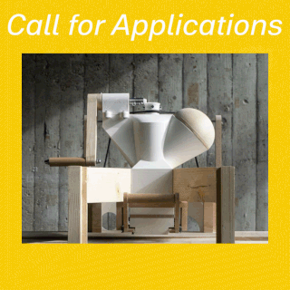 Unter dem Text „Call for Applications“ auf gelbem Hintergrund ist ein weißes, auf einem Holzrahmen montiertes skulpturales Objekt abgebildet.