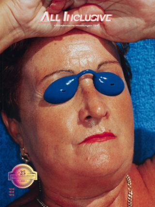 Eine Frau mit kurzen braunen Haaren, einer blauen Sonnenbrille und rotem Lippenstift liegt auf einem blauen Handtuch. Oben steht der Zeitschriftentitel „All Inclusive“.