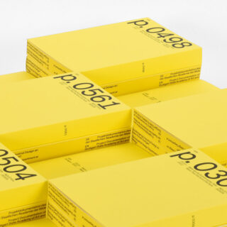 Mehrere gelbe rechteckige Kästen mit schwarzer Nummerierung und Text sind in einem versetzten, gitterartigen Muster angeordnet. Die Nummern und der Text scheinen die Kästen zu identifizieren oder zu katalogisieren.