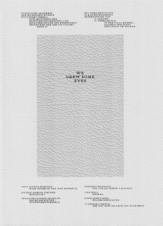 Strukturierter weißer Hintergrund mit zentriertem Text „We Grew Some Eyes“ (Wir haben ein paar Augen bekommen); über und unter dem Titel erscheint zusätzlicher kleiner Text mit einer Liste von Namen und Zugehörigkeiten.