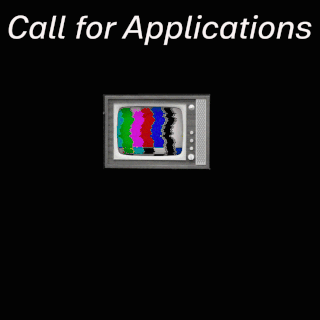 „Call for Applications“-Text über einem alten Fernseher, der bunte statische Balken auf schwarzem Hintergrund anzeigt.