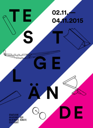 Plakat mit fetten schwarzen Buchstaben „Testgelände“ über diagonalen blauen, grünen und rosa Streifen, mit Strichzeichnungen von Objekten und Veranstaltungsdaten „02.11.–04.11.2015“ in der oberen rechten Ecke.