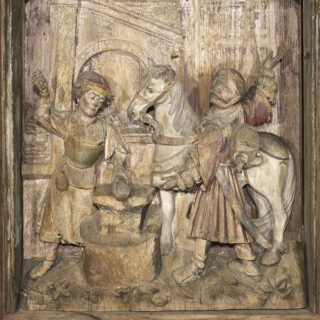 Geschnitztes Holzrelief, das zwei Figuren darstellt, ein Pferd und einen Brunnen; eine Person schöpft Wasser, während die andere mit dem Pferd in einer ländlichen Umgebung steht.