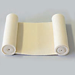 Zwei Rollen weißen Stoffs werden parallel zueinander platziert und ein flacher Stoffabschnitt wird zwischen ihnen gespannt.