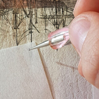 Eine Hand mit einem Druckbleistift schwebt über einem weißen Blatt Papier, im Hintergrund ist eine detaillierte Illustration zu sehen.