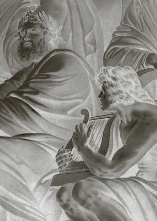 Eine Reliefskulptur in Graustufen zeigt einen sitzenden Mann, der eine Leier spielt, während eine andere Figur mit einem Lorbeerkranz ihn beobachtet.