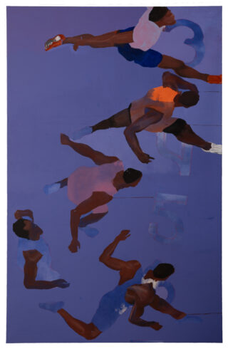 Eine Draufsicht auf fünf Läufer auf einer violetten Laufbahn, aufgenommen mitten im Schritt, unter ihnen sind schwache Bahnnummern zu sehen.