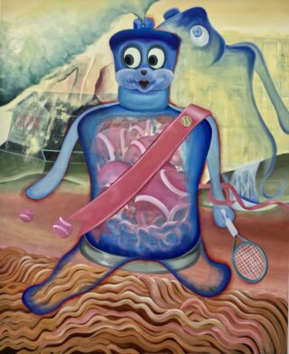 Ein surreales Gemälde einer blauen, cartoonartigen, flaschenförmigen Kreatur mit sichtbaren inneren Organen, die eine Schärpe trägt, einen Tennisschläger hält und auf welligem Boden mit abstrakten Hintergrundelementen steht.