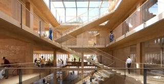 Innenansicht eines modernen Gebäudes mit mehreren Ebenen, Holztreppen, großen Fenstern und Menschen, die in verschiedenen Bereichen gehen, sitzen und interagieren.