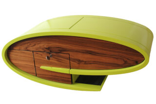 Ovaler, moderner Schrank mit limettengrünem Rahmen und Türen mit Holzmaserung, einem kleinen Schlüsselloch und einem teilweise offenen Fach.