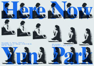 Ein Poster mit wiederholten Schwarzweißbildern einer sitzenden Frau und dem fettgedruckten blauen Text „Here Now Yun Park“ mit Ausstellungsdetails am unteren Rand.