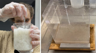 Eine Person mit Handschuhen rührt eine weiße, trübe Mischung in einem Becherglas. Daneben befindet sich in einem rechteckigen Tank eine trübe Flüssigkeit mit etwas Bodensatz.