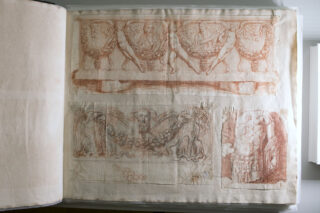 Ein offenes Buch zeigt drei detaillierte Skizzen klassischer Reliefs mit menschlichen Figuren, Vorhängen, Girlanden und dekorativen Motiven.